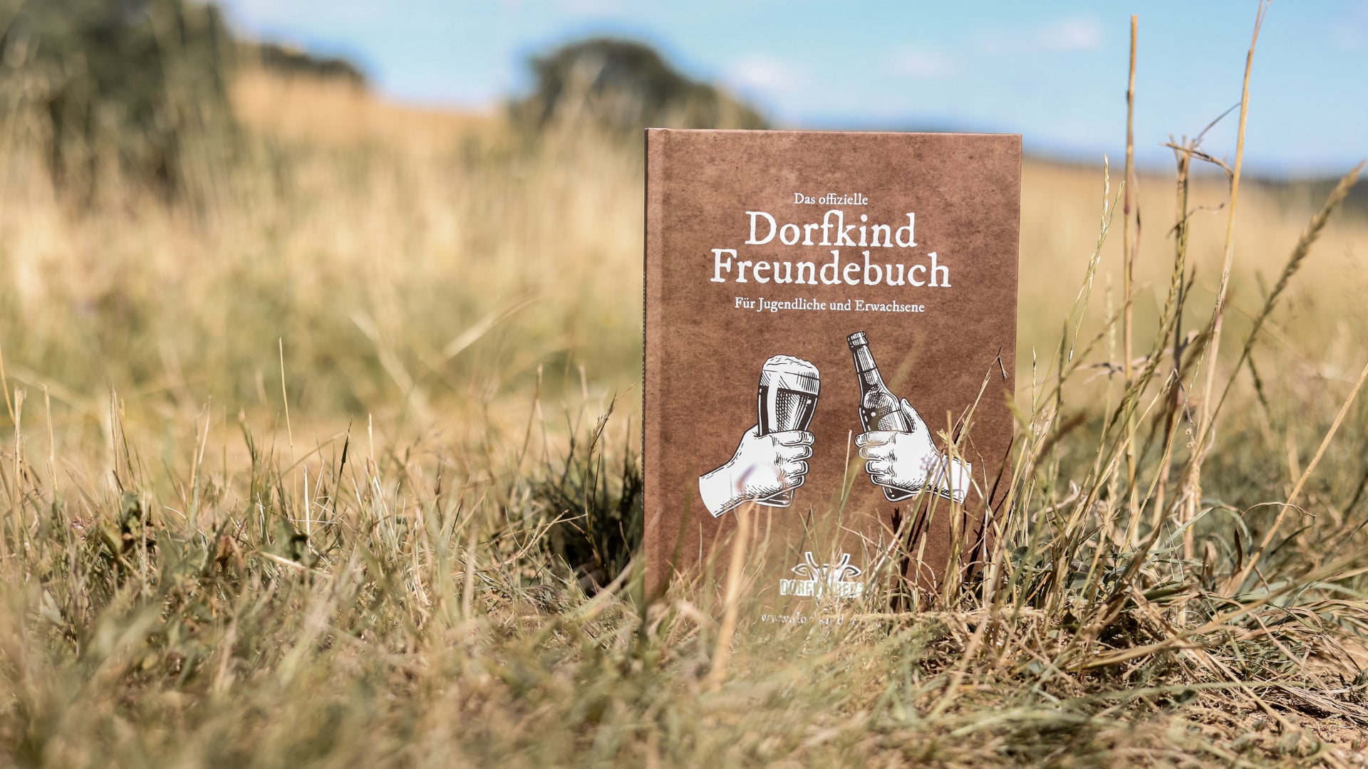 das dorfkind freundebuch steht im gras