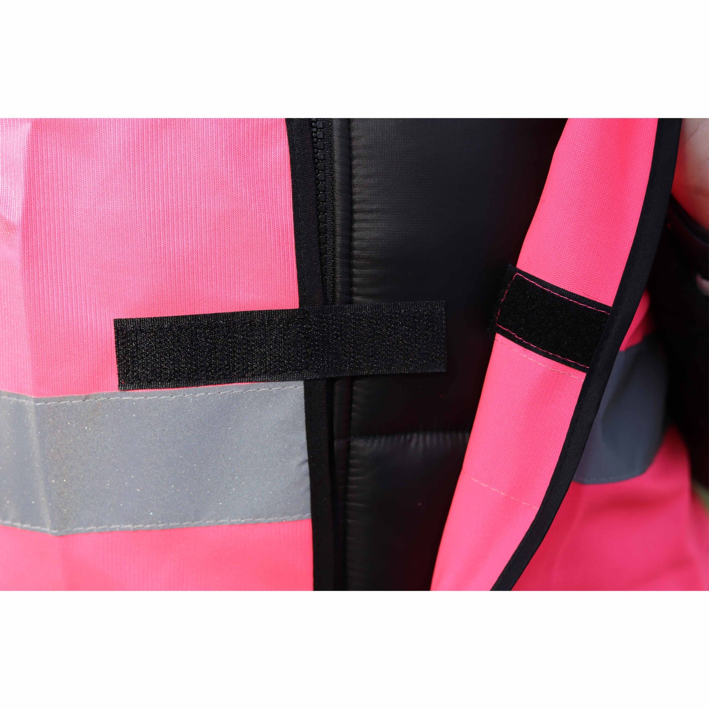 Klettverschluss von einer pinken Warnweste