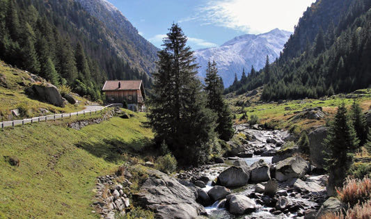 Ein kleines Dorf in einem Tal